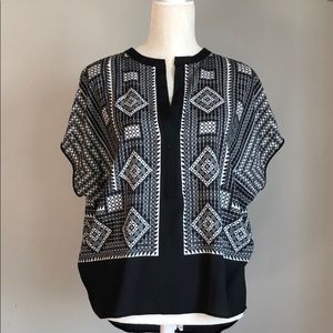 BCBG MaxAzria boxy split neck blouse. Sz XS